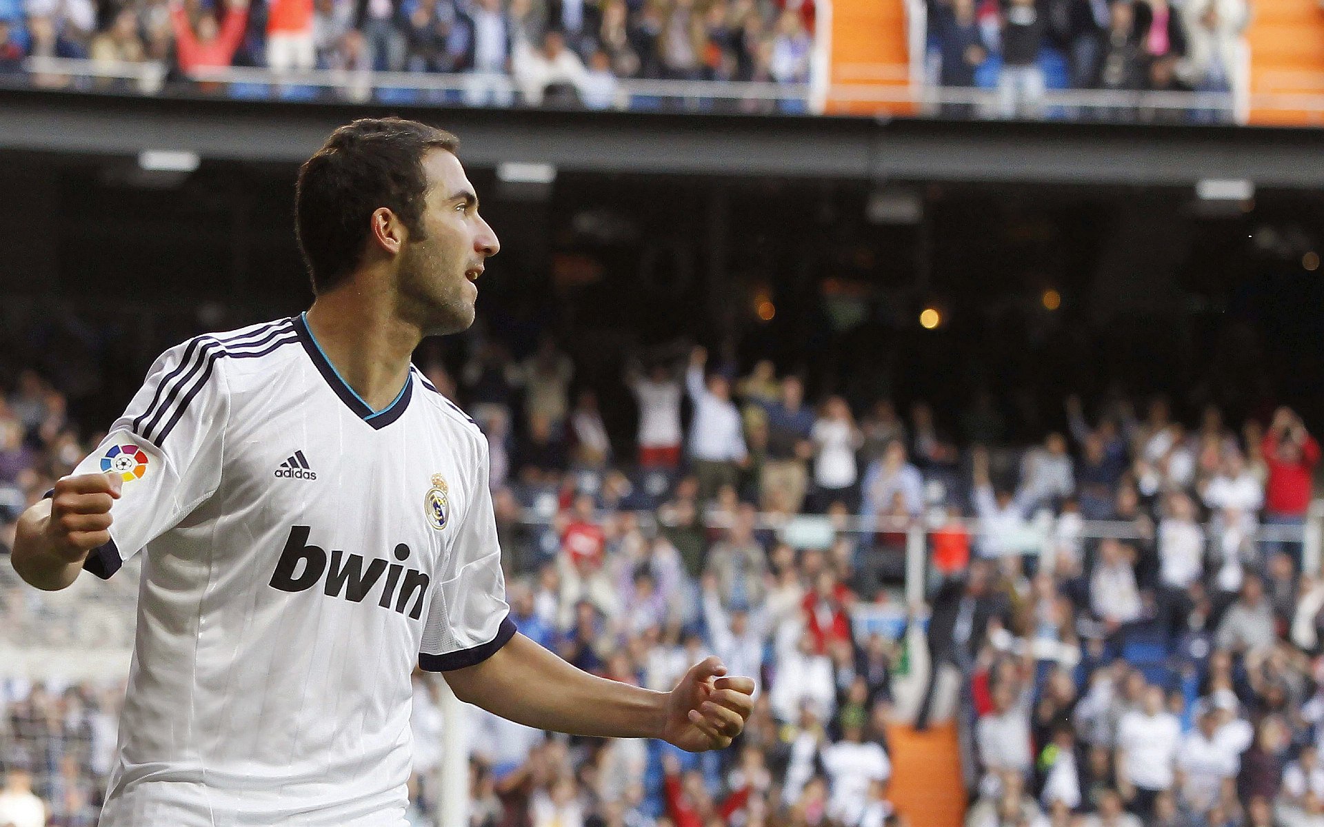 -萨拉赫焦点对战，Uzi与30激战中国队分钟，领先优势明显胜负难料！赛场气氛高涨